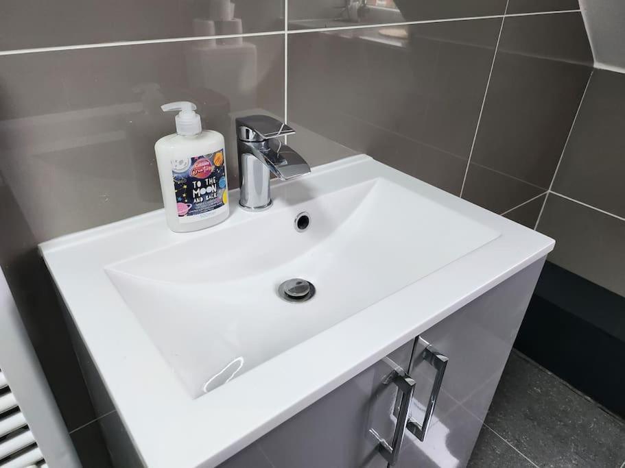 Supervalue Suite 3 - Fast Wifi, Hotel Linen, Keyless Entry, City Only 10 Mins - By Property Promise Cardiff Extérieur photo