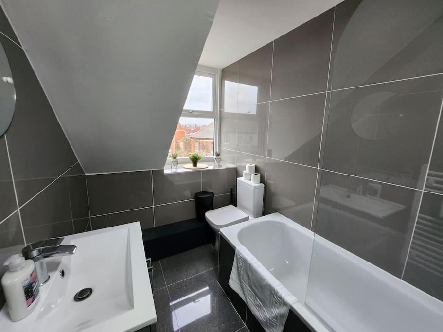 Supervalue Suite 3 - Fast Wifi, Hotel Linen, Keyless Entry, City Only 10 Mins - By Property Promise Cardiff Extérieur photo